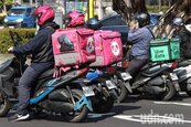 Uber推免費機車載客　違法