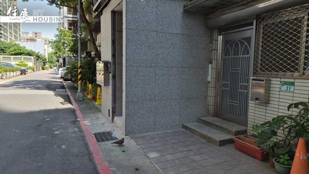 電梯外掛部分可依法登記產權，圖為富台社區實際案例。圖／朱福山
