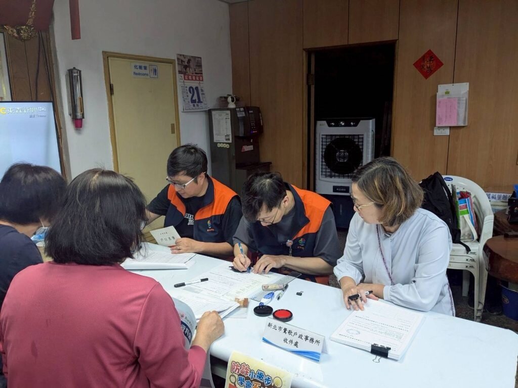 戶政事務所下里服務，提供就近諮詢、免費換發證件及收件措施。圖／新北市政府