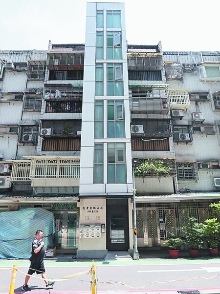 台北市長蔣萬安1日視察富台社區增設電梯,並宣布老舊公寓增設電梯補助再加碼、占用法定停車位免繳代金等利多,圖中白色外擴建築為老舊公寓的增設電梯。(范揚光攝)