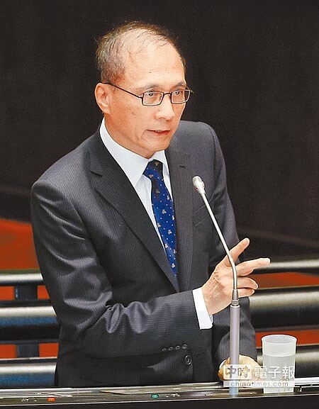 行政院長林全3日站上質詢台首度接受質詢,國民黨籍立委曾銘宗問到二次金改,兩人脣槍舌劍,林全似乎有些被激怒,會後他表示,「不希望有任何汙衊。」(姚志平攝)