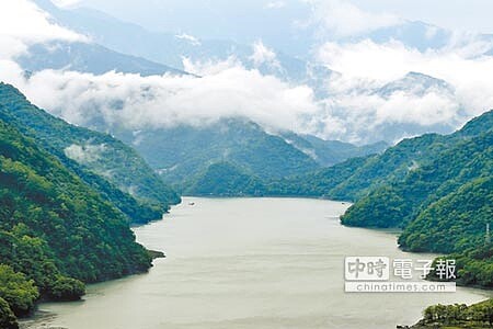 
雲霧繚繞中的霧社水庫。（黃世麒攝）
 