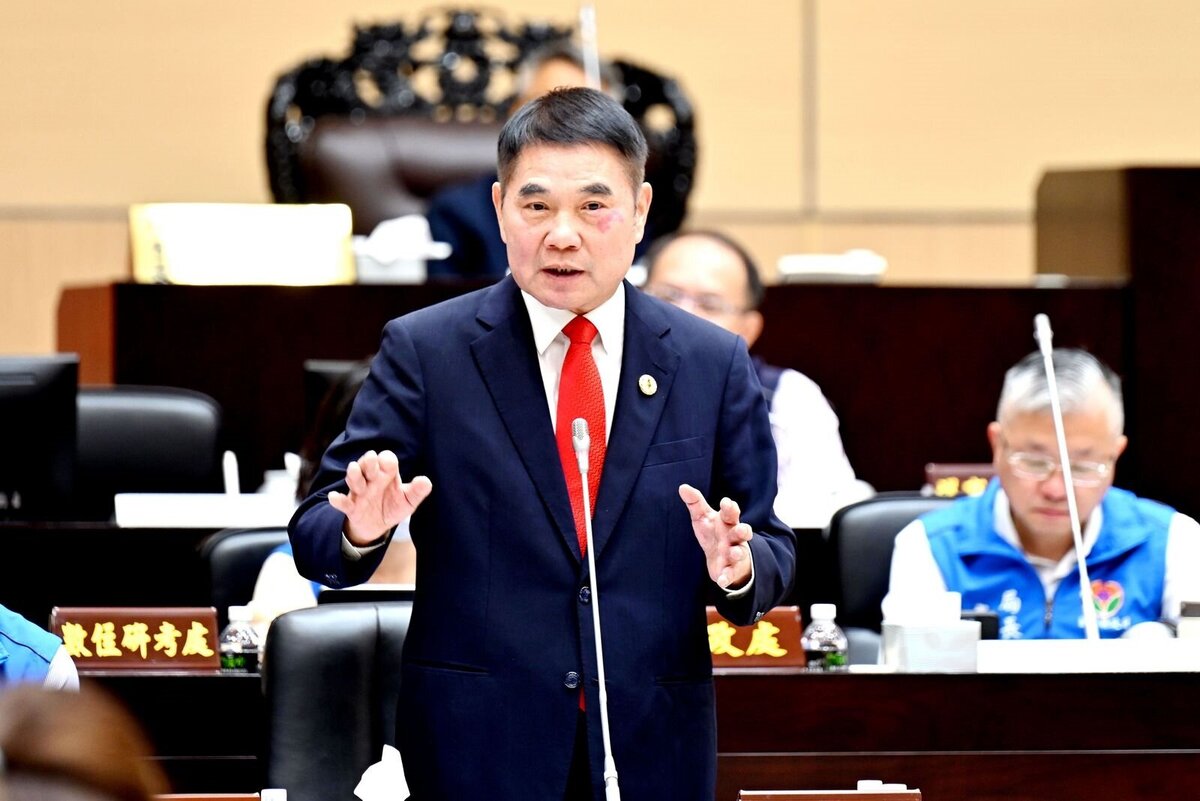 苗栗縣長鍾東錦向議會報告「苗栗縣營建工程剩餘土石方處理及資源堆置處理場設置管理自治條例」部分條文修正案。圖/苗栗縣政府提供