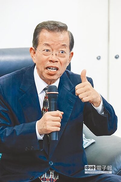 謝長廷4日與記者餐敘時表示,任職外交官將代表國家,講話要很小心。(郭吉銓攝)