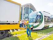 高雄輕軌C4-C8站履勘　拚暑假前通車