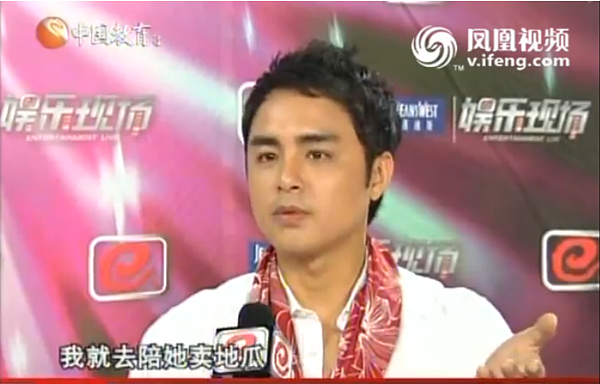 藝人明道即使身價破億,年來還是堅持陪媽媽在傳統市場賣地瓜。(圖/擷取自鳳凰視頻)