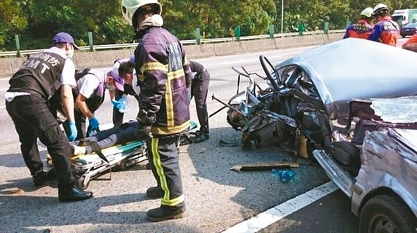 國道「逃費密道」消失後，緊急救難救護的路程變長。圖為去年國道三號龍潭段接連發生死亡車禍。 圖／桃園市消防局提供