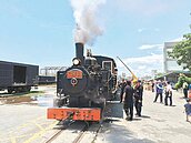 85歲蒸汽火車再上路　彷彿穿越時光隧道