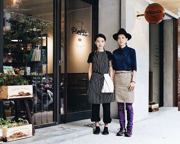 1.饒孟蓁(右)跟好友Lily合開了「Plants」餐廳,店內餐飲強調「植物性、無麩質、全食物」,來自兩人的飲食習慣!