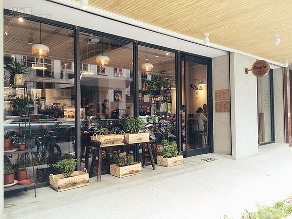 2.「Plants」以大片落地窗布置,室內光線明亮,門口很多植物也是會入菜用。