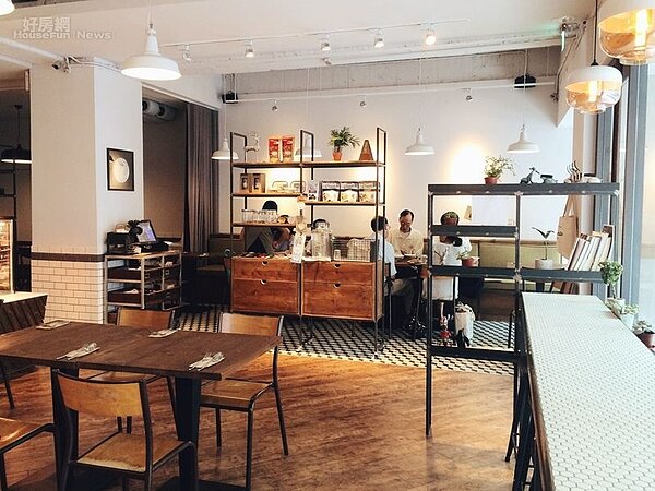 3.室內以木頭跟白色、黑色搭配,地板三分之二是木頭製作,三分之一是特地找來的幾何地磚。