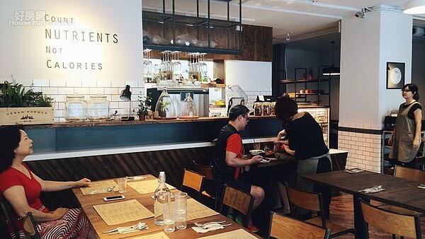 5.木製桌椅以不同深淺的木紋來區隔,牆上用英文寫著「算營養,不要算卡路里!」