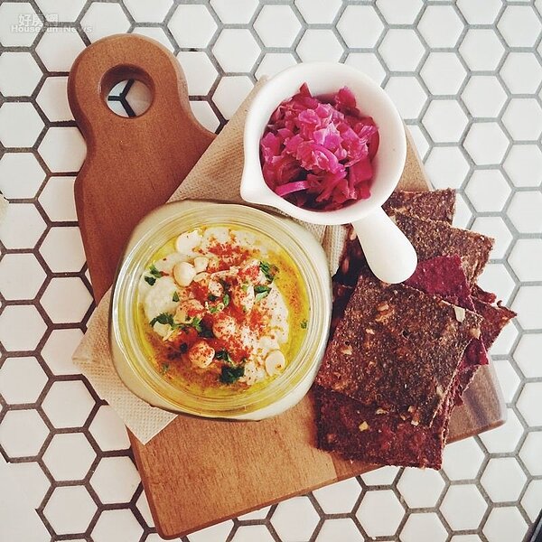7.健康的食物也能很美味!鷹嘴豆泥淋上冷壓初榨橄欖油,搭配自製裸食脆餅以及自製德國泡菜。