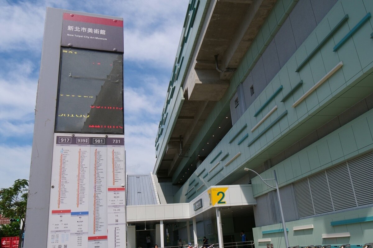 三鶯線至LB08鶯歌車站出站後過個馬路即可抵達新北市美術館。圖／新北交通局提供