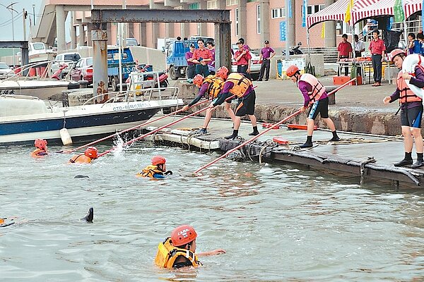 消防局第2大隊在永安漁港演練搶救溺水,除精進消防員救護技術,也呼籲民眾勿在易溺水水域戲水。 記者鄭國樑/攝影