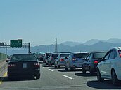 刀片散落國道3　逾60車被爆胎