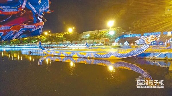 鹿港夜間龍舟閃耀福鹿溪。（鄭武郎提供）