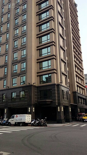2.「長玉」樓高14層，在長安東路二段上相當醒目。

