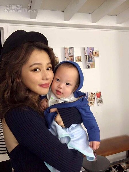 3.徐若瑄有子萬事足,經常在臉書上貼親子互動照片。(翻攝自徐若瑄臉書)