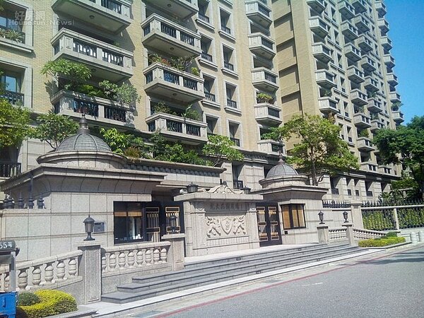 8.「元大花園廣場」外觀有著歐式風情,典雅氣派。