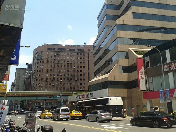 7.復興南路、八德路、長安東路周邊,商業氣息濃厚。