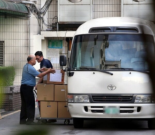  特偵組因案查得中信金控集團於 92 至 96 年間, 以子公司境外投資名義，將該集團資金層層轉匯至辜仲諒等人掌控之帳戶內，供為彼等私人投資之用，金額約3億美元。下午約談辜仲諒，並載來整車證物。聯合報系攝影中心記者曾吉松╱即時報導