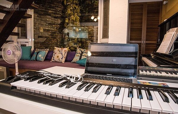 6.沙發旁擺了一架鋼琴與Keyboad桌,宋知恩在家除了上網或發呆,幾乎都待在這裡創作音樂。