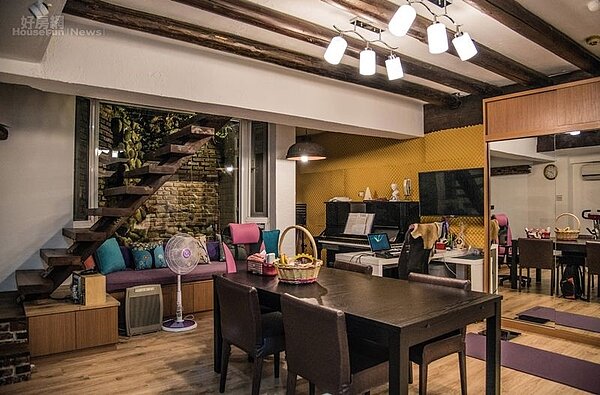 4.地下室包括有臥房、音樂工作區和廚房,設計時也考慮到陰暗與空氣對流問題,因此將內側整面牆打掉改裝玻璃門。