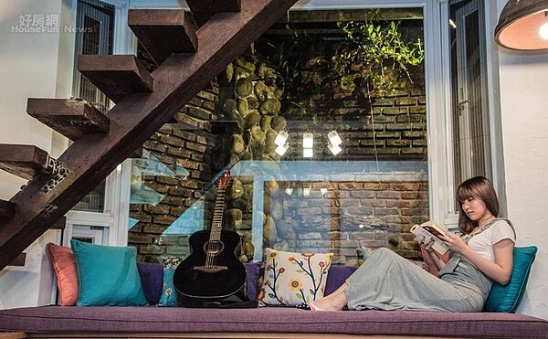 7.若是寫歌累了或沒靈感,宋知恩會坐在沙發上看看書、或吊著腳躺著從天井望著天空稍微休息。