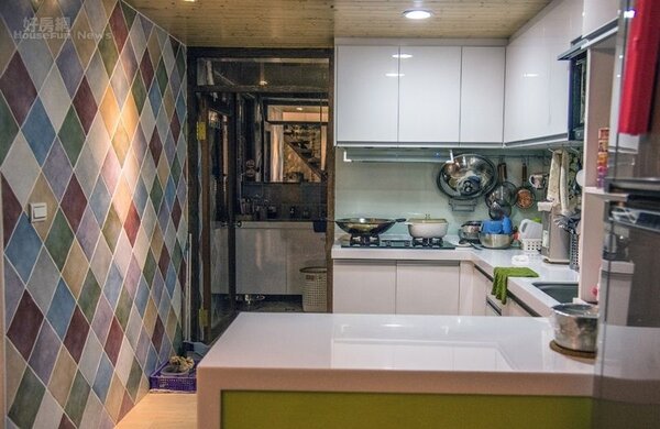 8.廚房彩色磁磚拼接牆是宋知恩和媽媽一起討論設計出的，雖然她自認廚藝不佳，但只要每天看到這面牆心情就大好。
