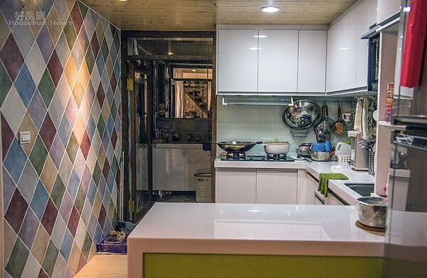 8.廚房彩色磁磚拼接牆是宋知恩和媽媽一起討論設計出的,雖然她自認廚藝不佳,但只要每天看到這面牆心情就大好。