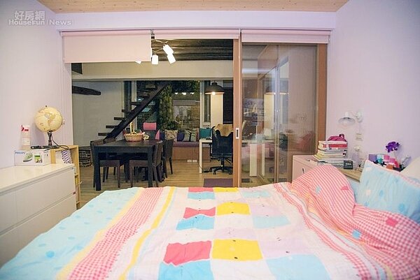 5.宋知恩臥房走小女孩夢幻風,採用開放式滑軌玻璃門搭配捲簾設計。