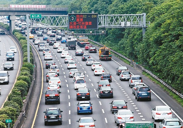 端午連假首度取消國道夜間免費，昨國道一、三、五號都湧現車潮，其中國一、國三桃竹南下與國五南下路段更是塞爆，高公局國三大溪路段告示牌建議用路人改走省道。 記者陳易辰／攝影