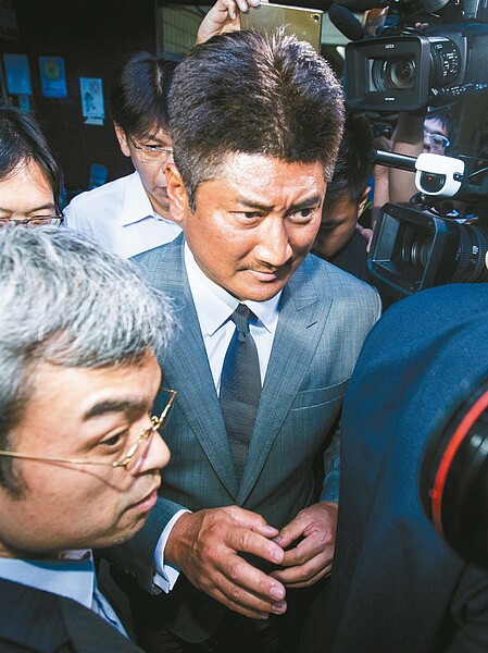 特偵組連夜偵辦中信金控、國寶集團弊案,中信慈善基金會董事長辜仲諒昨天清晨步出特偵組,直說是一場誤會。 記者鄭清元/攝影