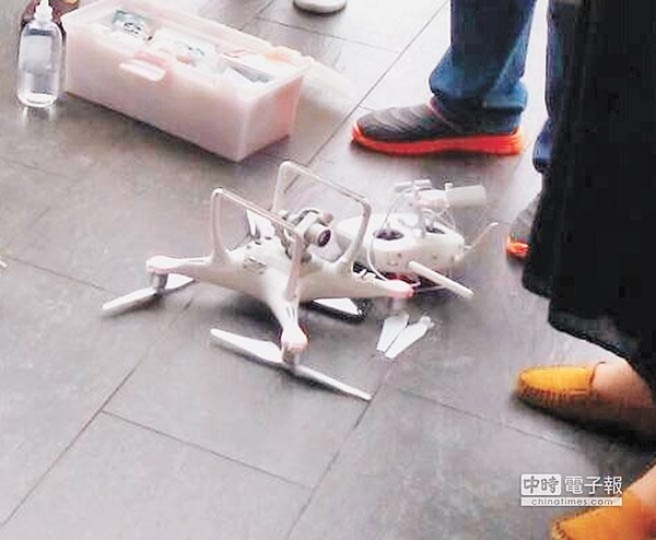 王姓男子10日在日月潭向山遊客中心操作空拍機拍湖景時,不料失速墜落,迎頭撞上林姓婦人,婦人頭破血流當場昏迷。(日管處提供)