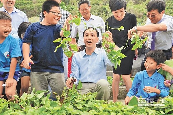 新北市「幸福保衛站」政策,透過超商關懷弱勢兒童,獲得聯合國國際金融公司頒發的「城市轉型卓越獎」。圖為新北市長朱立倫平日訪視關懷各地學童場景。(孟祥傑翻攝)