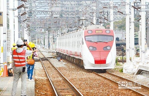 台鐵今年端午連假首次試辦花東實名制。（圖為台鐵列車，本報系資料照）