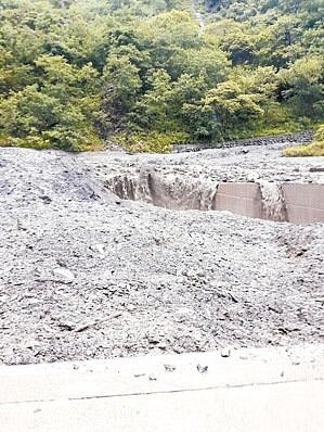 屏東大武村因第二便橋遭土石流衝斷,造成村民居民無法聯外。 圖/彭玉花、屏東縣消防局提供
