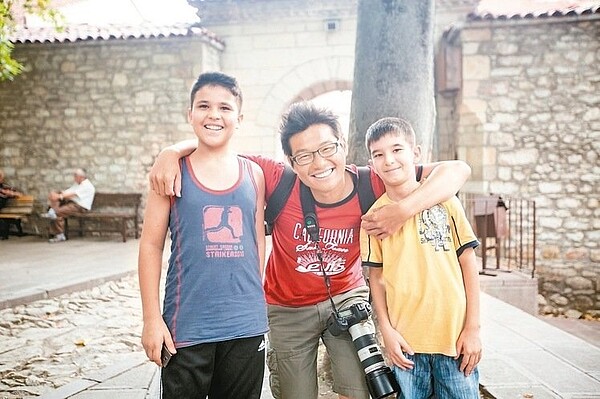 旅遊達人張逸帆玩遍99個國家,他說旅行中遇見許多人,是最棒的事。 張逸帆/提供