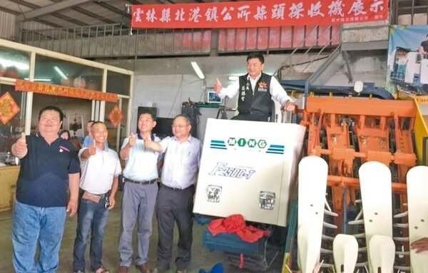 農民爐宥翔（左起）、陳享意和朋友王惠民，研發出國內第一部蒜頭採收機。 記者蔡維斌／攝影