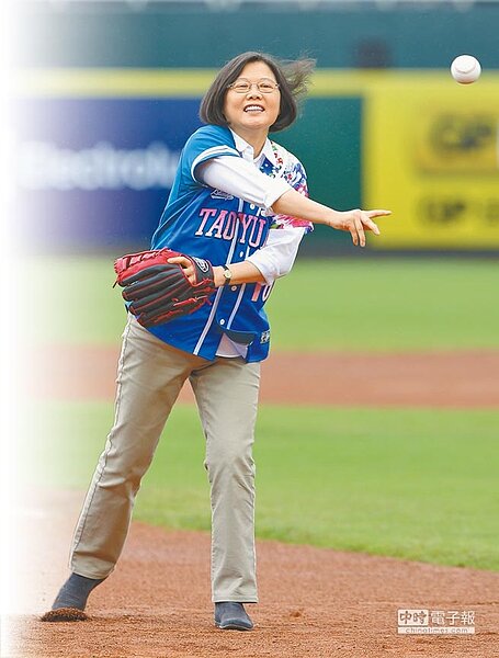 蔡英文總統11日到桃園球場出席中職Lamigo桃猿與桃園市政府合作的「藍鵲趴」活動,蔡總統擔任開球貴賓開球。(陳怡誠攝)