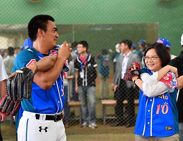 蔡英文總統11日到桃園球場出席中職Lamigo桃猿與桃園市政府合作的「藍鵲趴」活動,蔡總統擔任開球貴賓開球。(陳怡誠攝)