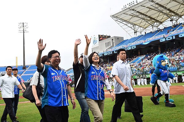 蔡英文總統11日到桃園球場出席中職Lamigo桃猿與桃園市政府合作的「藍鵲趴」活動,蔡總統擔任開球貴賓開球。(圖/翻攝自蔡英文臉書)