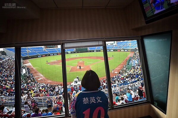 小英中職開球(蔡英文臉書)