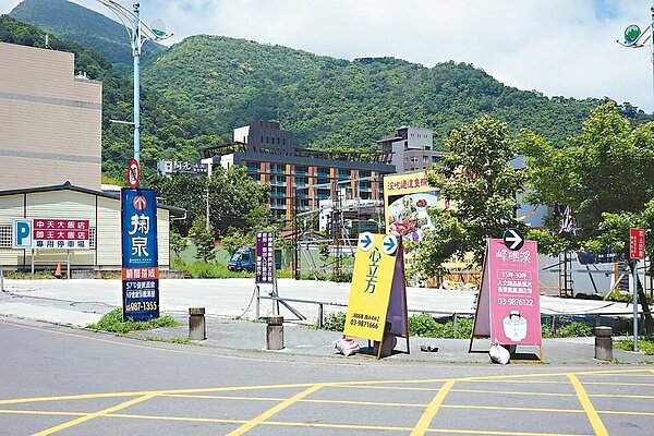 宜蘭縣礁溪溫泉區建案多，市區到處可見大型招牌。 記者王燕華／攝影