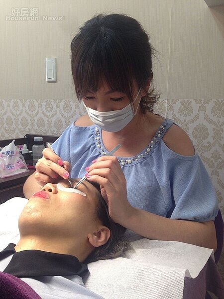 2.徐嘉瑜專心經營美睫工作室,接睫毛技術有口碑。