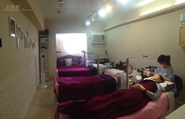 4.工作室小巧簡單,擺三張美容床不算太擠。