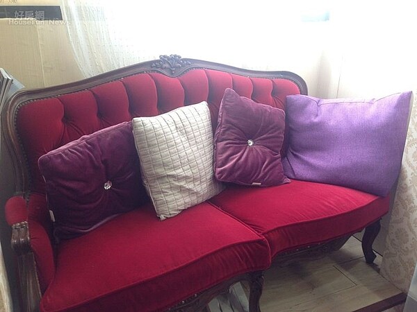 6.小陽台推出去的空間擺放沙發,讓客人等待休息。