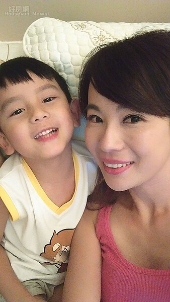 7.徐嘉瑜專心做美睫,更有時間陪兩個寶貝。(徐嘉瑜提供)