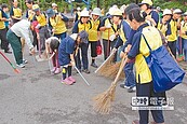 打掃貓貍山公園　千人做環保